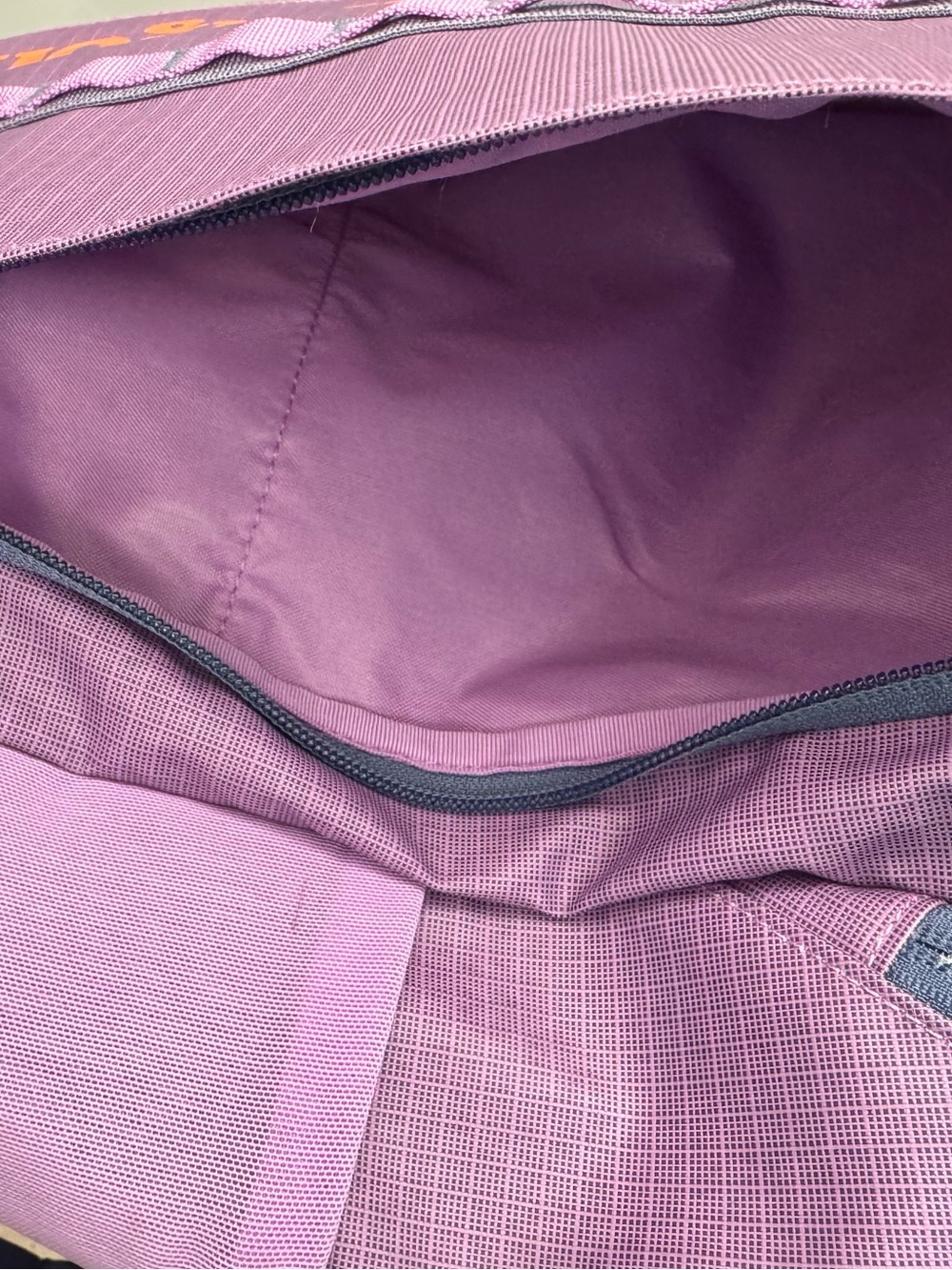 RARE Patagonia Black Hole in Purple 25L - Picture 10 of 10